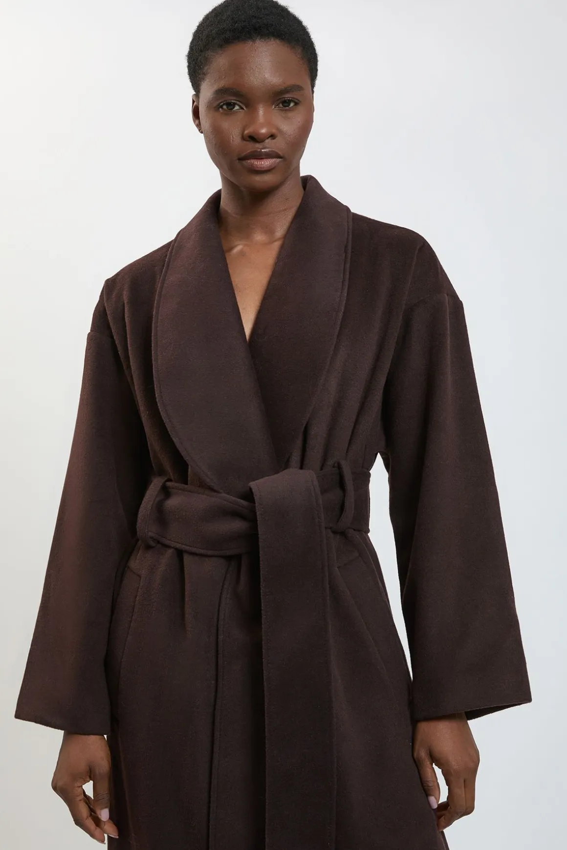 Manteau Long Ceinturé en Laine Brossée Coupe Ajustée