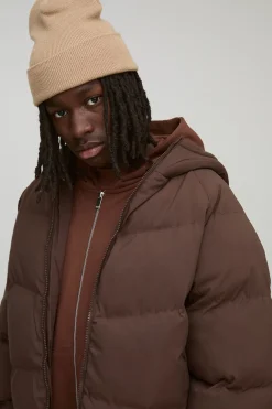 Manteau matelassé à capuche pour homme en coupe régulière, en marron