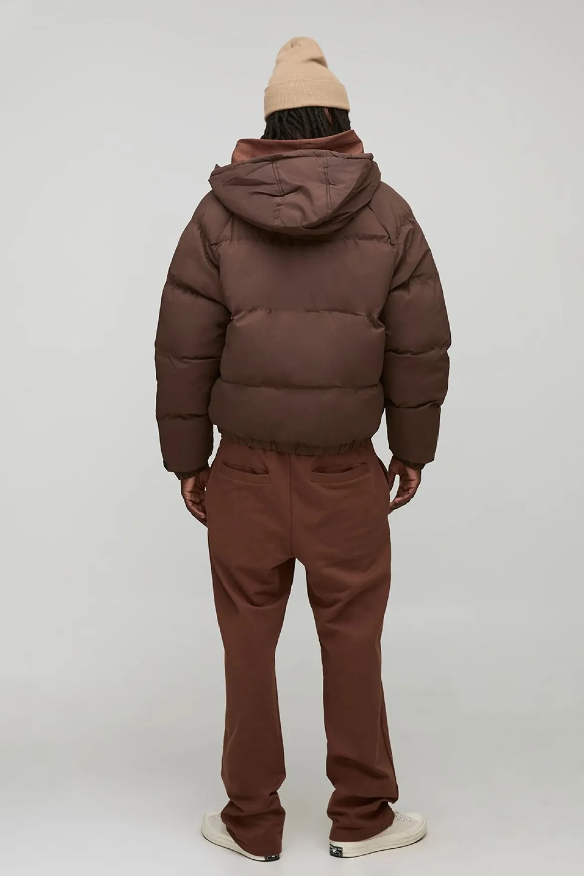 Manteau matelassé à capuche pour homme en coupe régulière, en marron