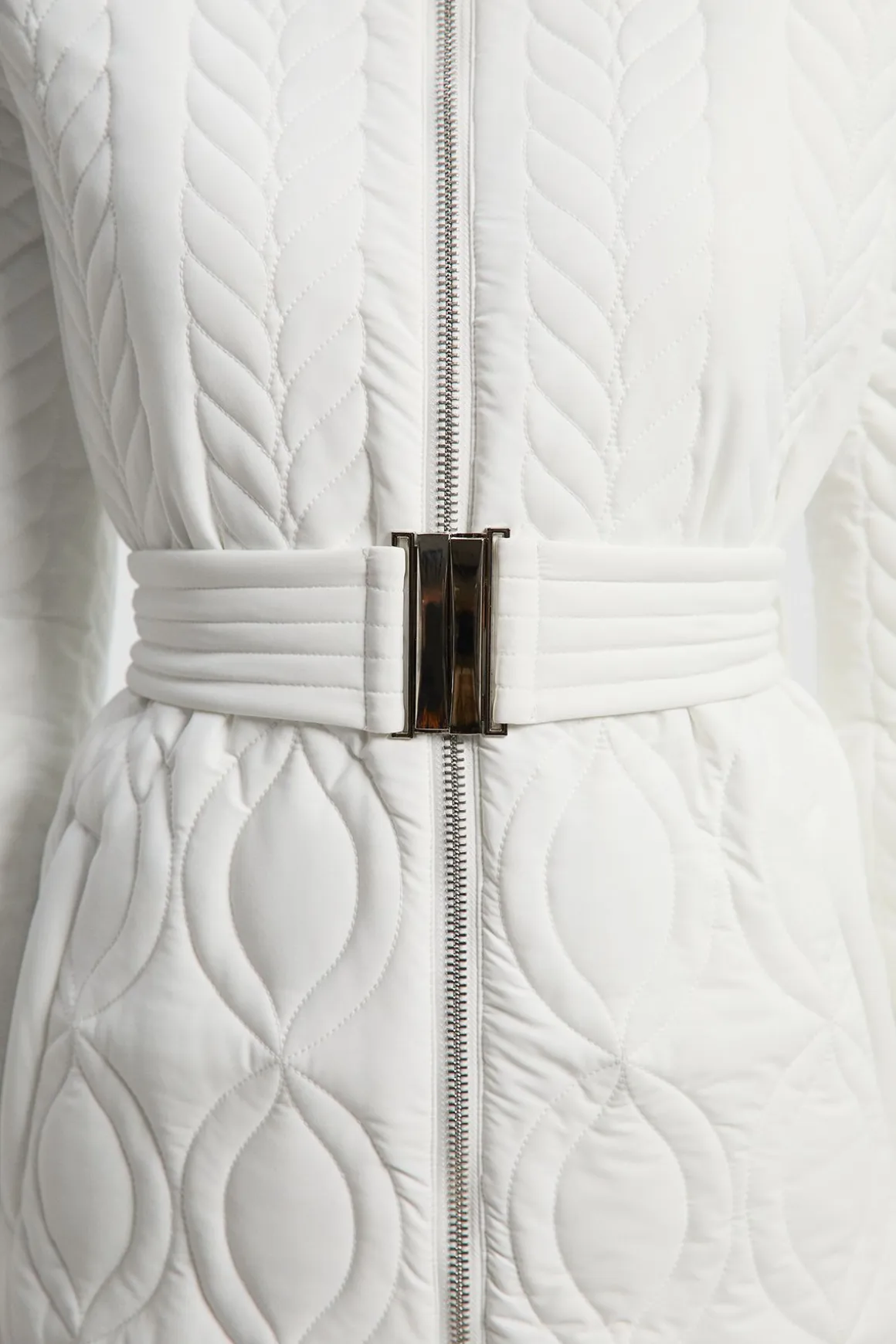 Manteau Matelassé Mi-Long à Ceinture avec Détails de Coutures Multiples