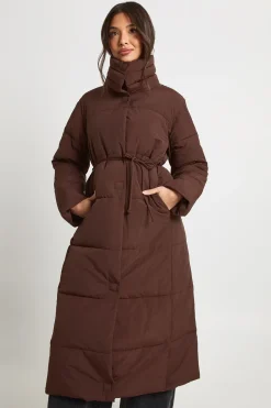 Manteau maxi matelassé à détails noués