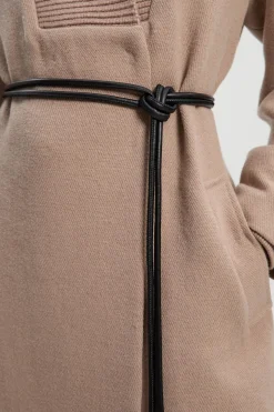 Manteau Mi-Long Ajusté en Laine Tricotée avec Col Croisé et Ceinture