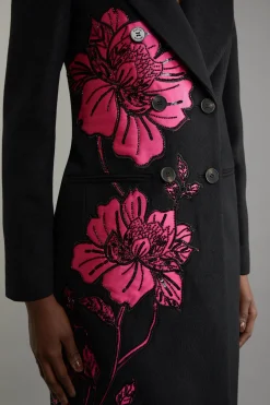 Manteau mi-long sur mesure à double boutonnage en mélange de laine avec appliques en satin embellies