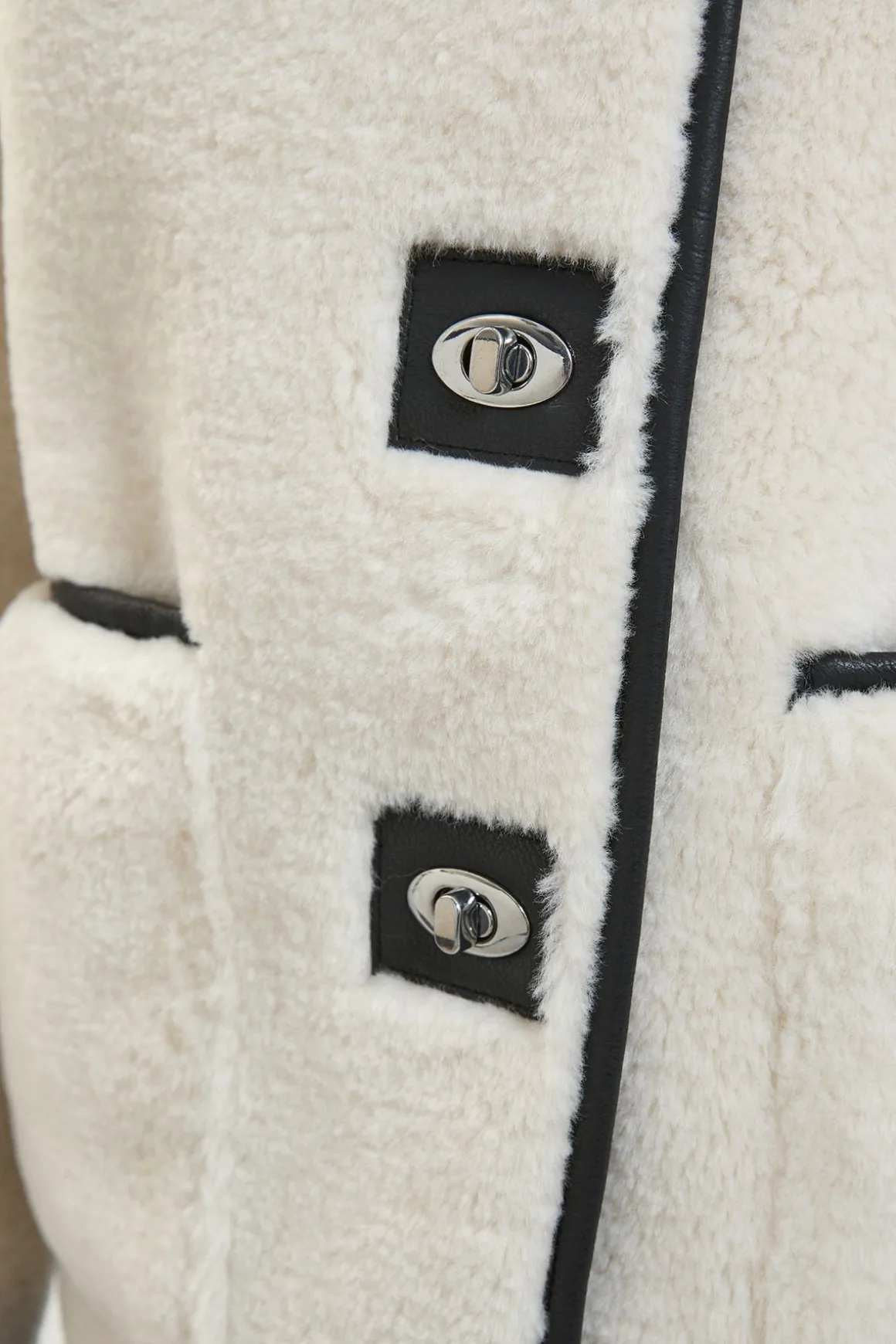 Manteau Petite En Synthétique À Pointes Avec Fermoir Tournant