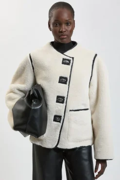 Manteau Petite En Synthétique À Pointes Avec Fermoir Tournant