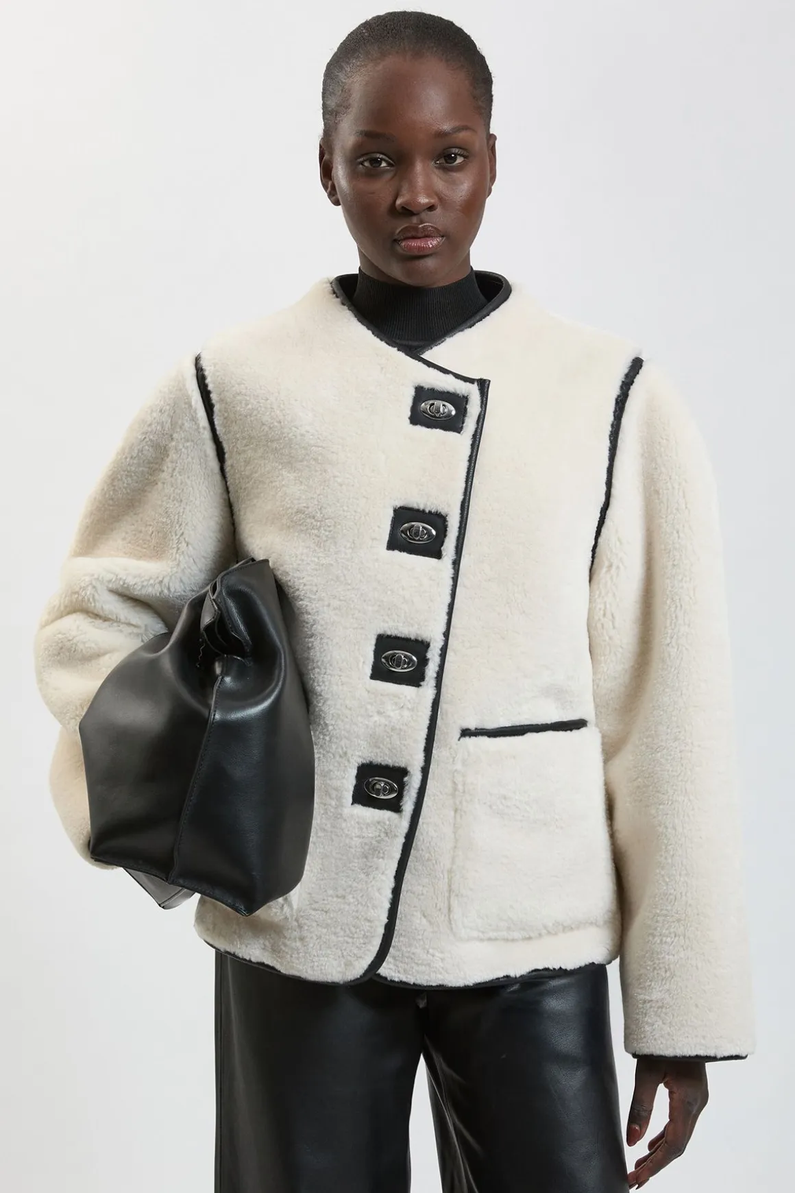 Manteau Petite En Synthétique À Pointes Avec Fermoir Tournant