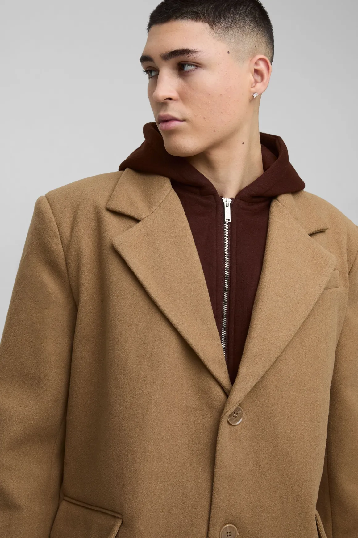 Manteau surdimensionné avec couche en jersey à capuche factice en beige