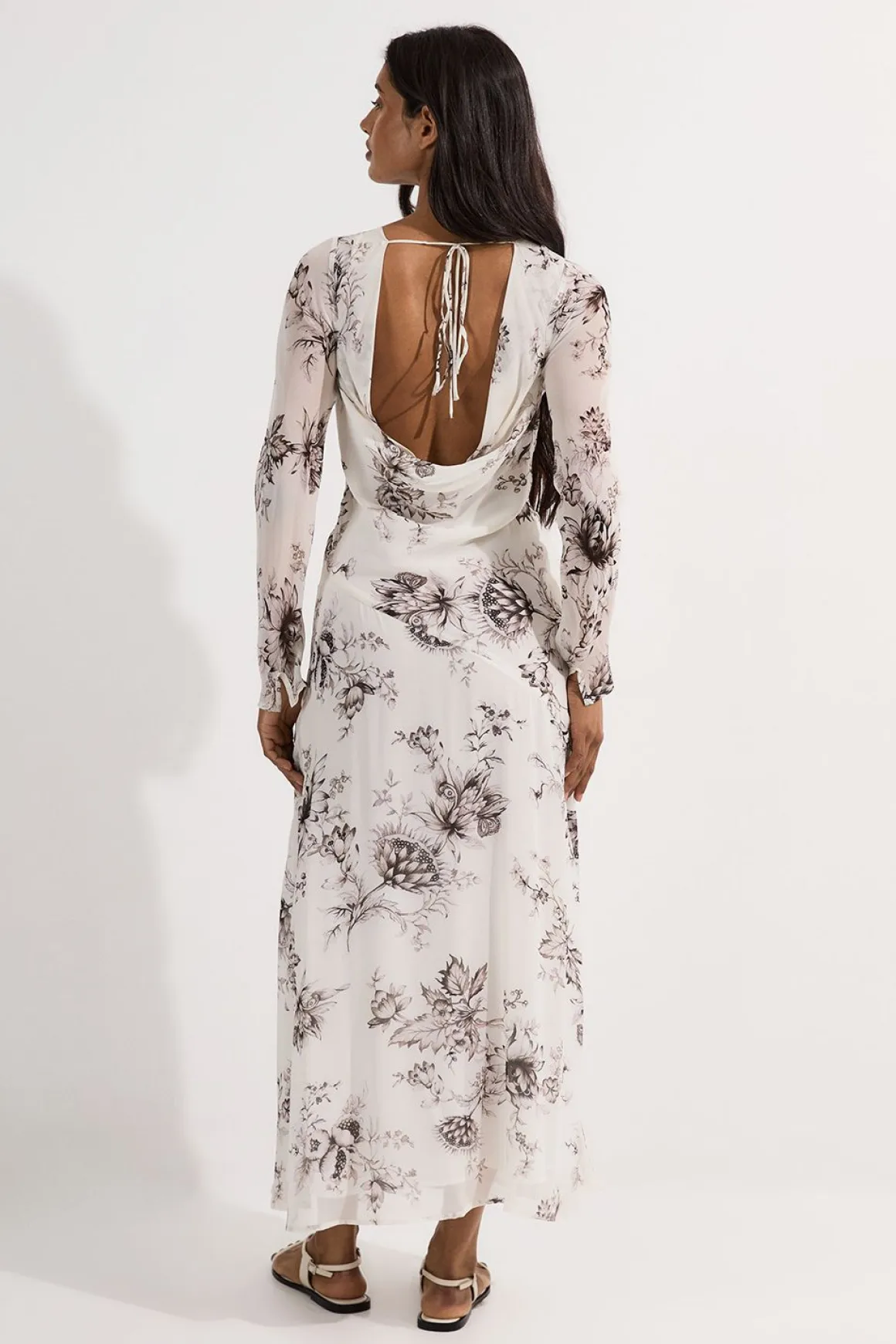 Maxi robe à dos drapé en viscose georgette transparente à motif floral esquissé tissé