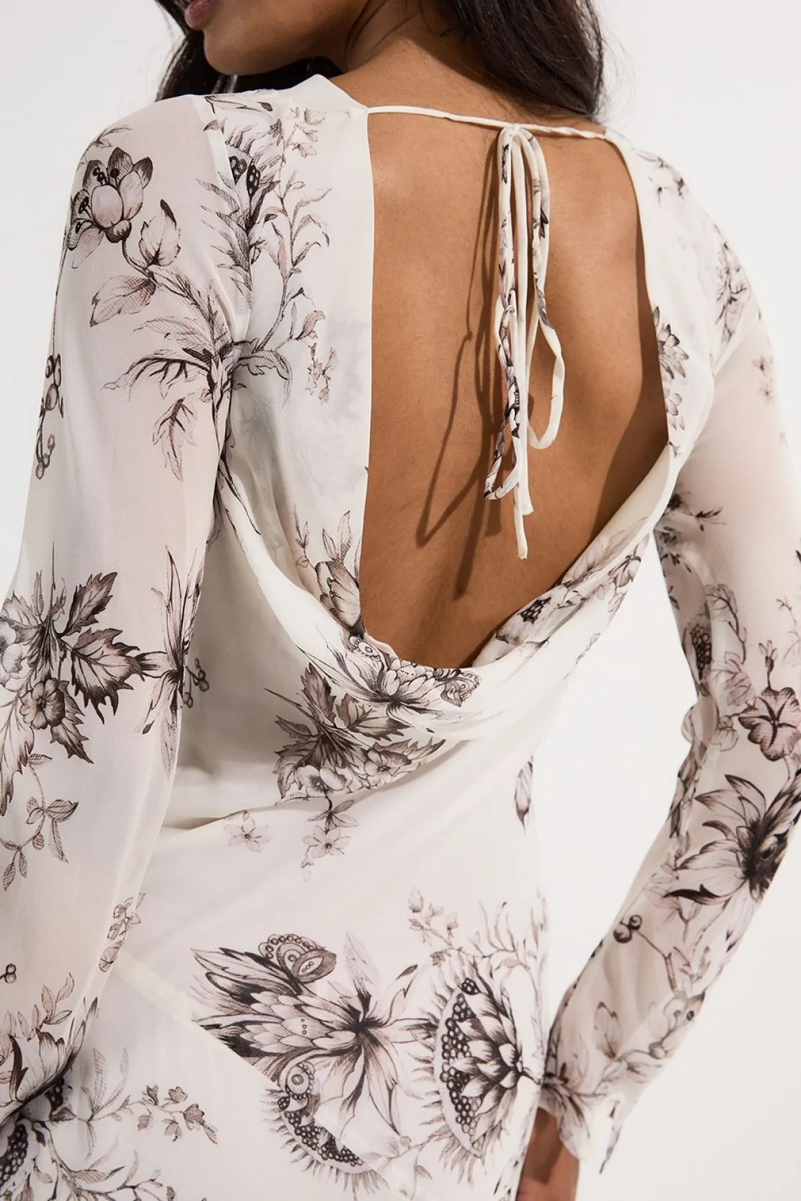 Maxi robe à dos drapé en viscose georgette transparente à motif floral esquissé tissé