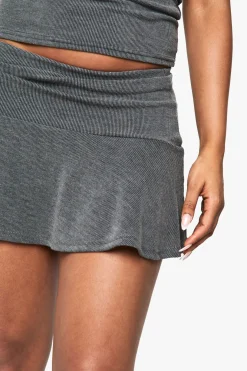 Mini-jupe côtelée avec peplum et ourlet à volants