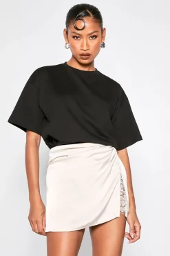 Mini-jupe en Satin avec Inserts en Dentelle