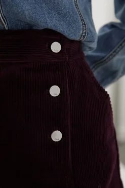 Mini-jupe en velours côtelé avec détails de plis et boutons