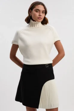 Mini-jupe Plissée Ajustée avec Détail Boucle