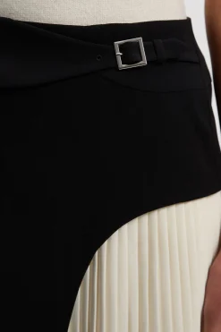 Mini-jupe Plissée Ajustée avec Détail Boucle