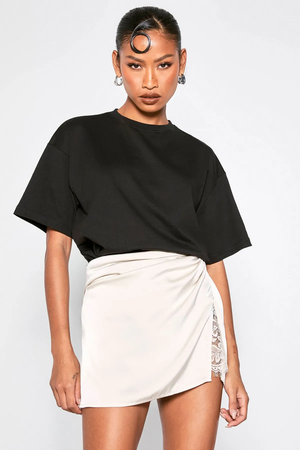 boohoo Mini-jupe Satinée À Insert Dentelle Petite<Femme Jupes|Jupes