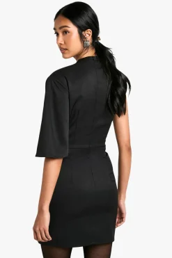 Mini robe asymétrique à cache-cou haut