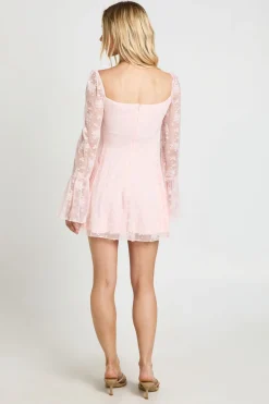 Mini Robe Baby Doll En Dentelle Avec Manches Évasées