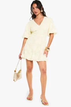 boohoo Mini Robe Bouffante À Décolleté Plongeant Et Motif Floral Effet Dévoré Petite<Femme Robes De Soirée|Toutes Les Robes