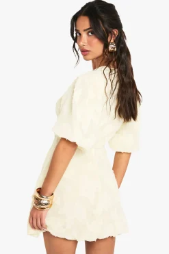 boohoo Mini Robe Bouffante À Décolleté Plongeant Et Motif Floral Effet Dévoré Petite<Femme Robes De Soirée|Toutes Les Robes