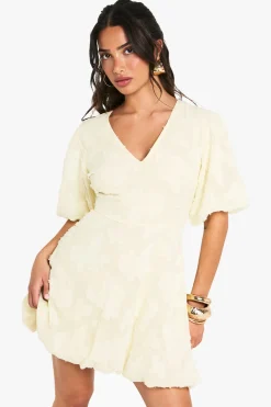 boohoo Mini Robe Bouffante À Décolleté Plongeant Et Motif Floral Effet Dévoré Petite<Femme Robes De Soirée|Toutes Les Robes