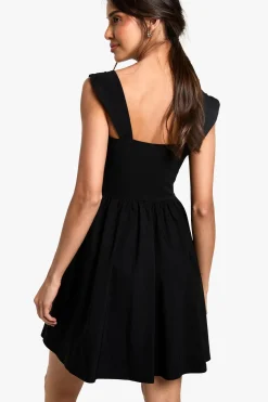 boohoo Mini robe à détails crochet et œil avec bretelles<Femme Robes Courtes|Robes