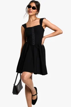 boohoo Mini robe à détails crochet et œil avec bretelles<Femme Robes Courtes|Robes