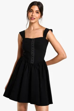 boohoo Mini robe à détails crochet et œil avec bretelles<Femme Robes Courtes|Robes