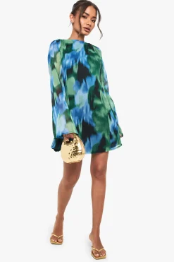 boohoo Mini robe en chiffon imprimé abstrait à manches évasées<Femme Robes Courtes|Robes À Manches Longues