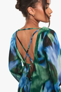 boohoo Mini robe en chiffon imprimé abstrait à manches évasées<Femme Robes Courtes|Robes À Manches Longues