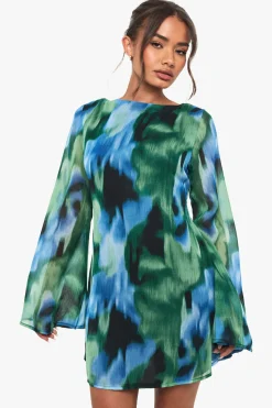 boohoo Mini robe en chiffon imprimé abstrait à manches évasées<Femme Robes Courtes|Robes À Manches Longues