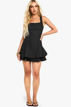 Mini robe à encolure carrée et ourlet plissé