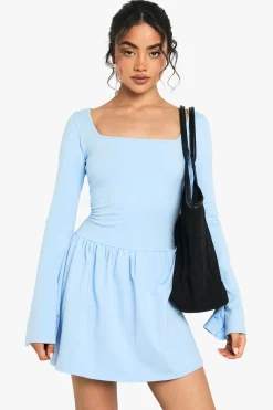 boohoo Mini robe à encolure carrée, épaules tombées et ourlet à boule bouffante<Femme Robes Patineuses|Robes À Manches Longues