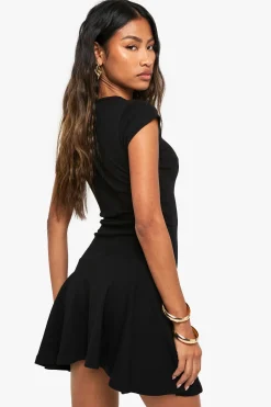 boohoo Mini robe à encolure ras du cou et manches cap<Femme Robes Patineuses|Robes