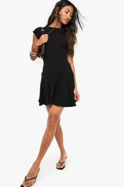 boohoo Mini robe à encolure ras du cou et manches cap<Femme Robes Patineuses|Robes