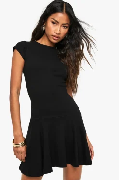 boohoo Mini robe à encolure ras du cou et manches cap<Femme Robes Patineuses|Robes