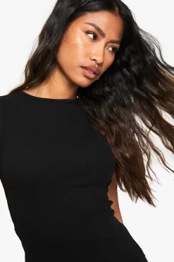 boohoo Mini robe à encolure ras du cou et manches cap<Femme Robes Patineuses|Robes