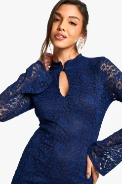 Mini robe en dentelle à décolleté en trou de serrure et manches évasées