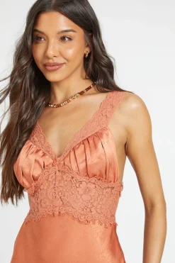 boohoo Mini Robe En Satin Froissé Et Dentelle<Femme Satin Et Dentelle|Robes