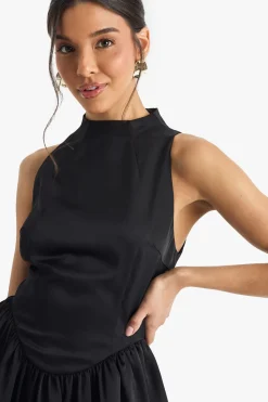 boohoo Mini robe en satin premium à col haut et jupe volumineuse<Femme Satin Et Dentelle|Robes Patineuses