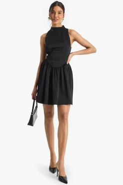 boohoo Mini robe en satin premium à col haut et jupe volumineuse<Femme Satin Et Dentelle|Robes Patineuses