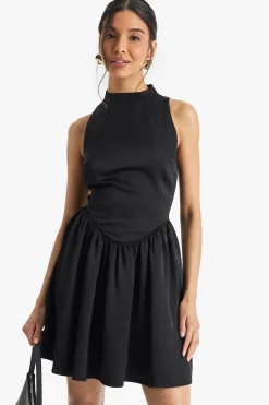boohoo Mini robe en satin premium à col haut et jupe volumineuse<Femme Satin Et Dentelle|Robes Patineuses