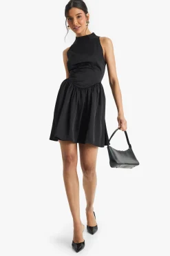 boohoo Mini robe en satin premium à col haut et jupe volumineuse<Femme Satin Et Dentelle|Robes Patineuses