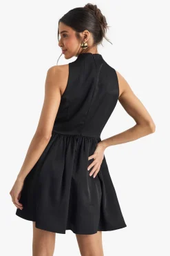 boohoo Mini robe en satin premium à col haut et jupe volumineuse<Femme Satin Et Dentelle|Robes Patineuses