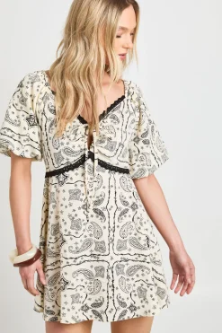 boohoo Mini Robe À Imprimé Paisley Avec Finitions En Dentelle Petite<Femme Satin Et Dentelle|Robes
