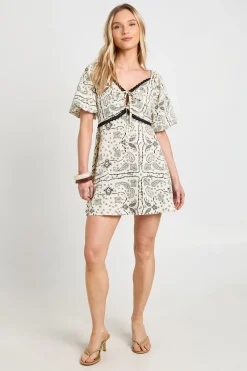 boohoo Mini Robe À Imprimé Paisley Avec Finitions En Dentelle Petite<Femme Satin Et Dentelle|Robes