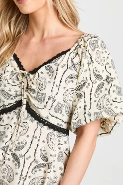 boohoo Mini Robe À Imprimé Paisley Avec Finitions En Dentelle Petite<Femme Satin Et Dentelle|Robes