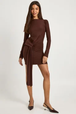Mini robe à l'avant torsadée