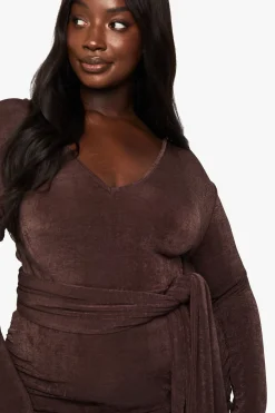 Mini robe à nouer sur le devant en slinky texturé Plus
