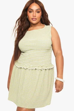 boohoo Mini robe patineuse en gingham à taille froncée pour grandes tailles<Femme Robes Courtes|Robes