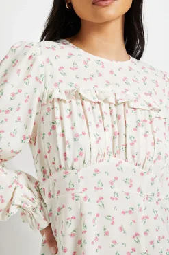 Dorothy Perkins Mini Robe Petite À Manches Longues Crème À Imprimé Fleuri Avec Corsage Froncé Et Dos En Dentelle<Femme Satin Et Dentelle|Robes À Manches Longues